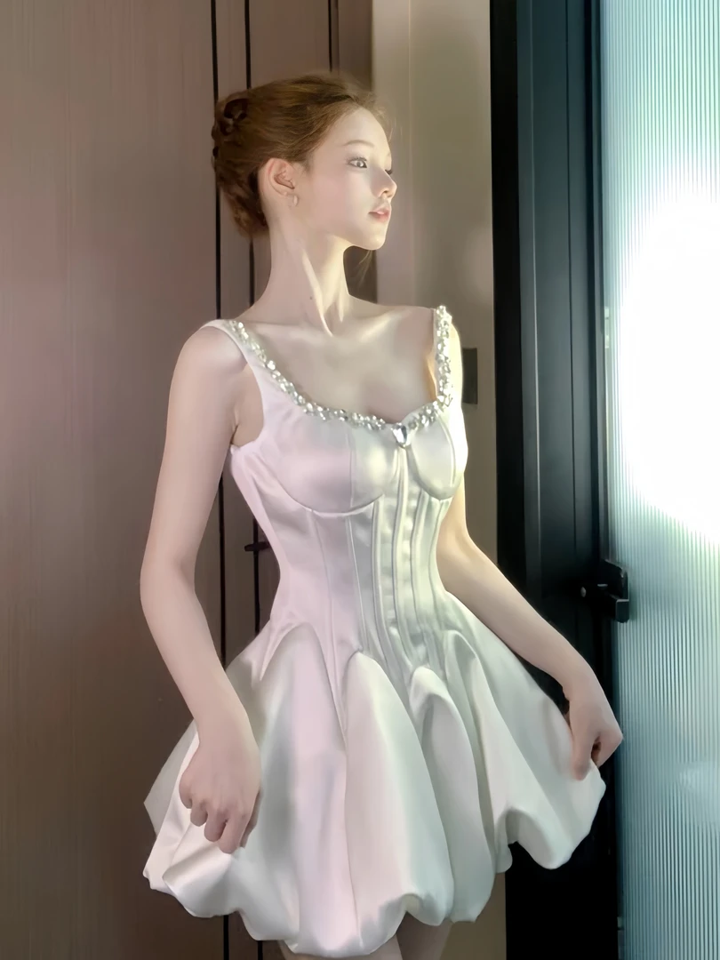 法式宫廷风珍珠装饰吊带连衣裙女夏季新款收腰显瘦缎面花苞小礼裙