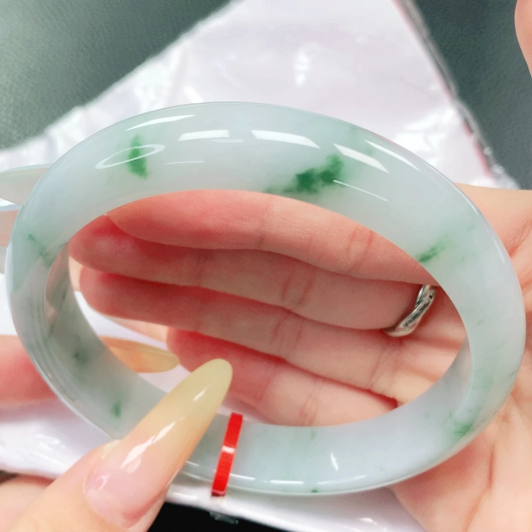 翡翠手镯未镶嵌62。