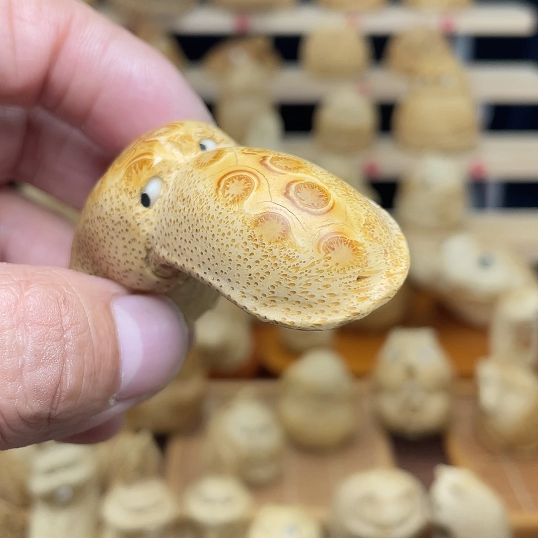 竹竹根雕鸭嘴兽手把件