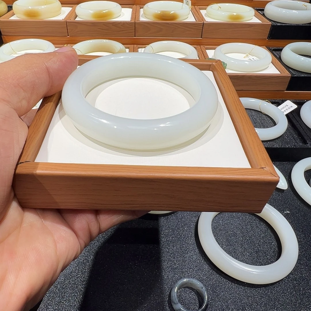 和田玉未镶嵌手镯