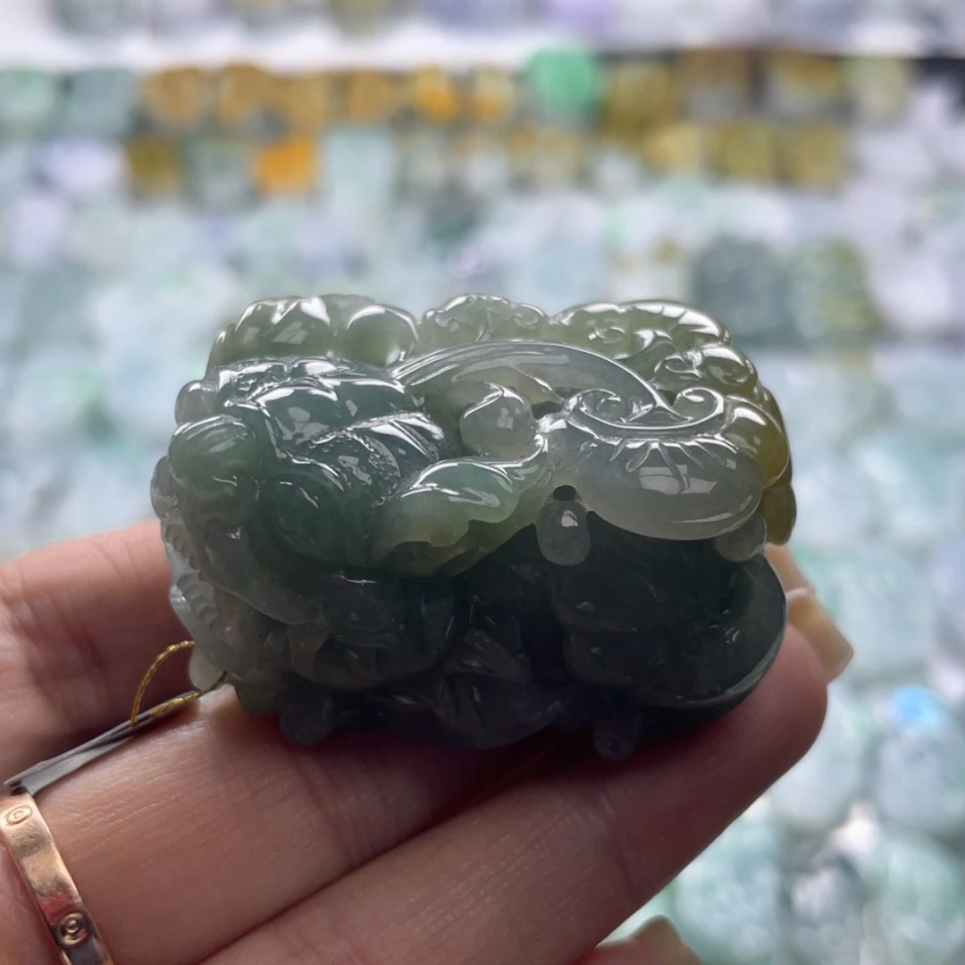 翡翠未镶嵌颈饰貔貅