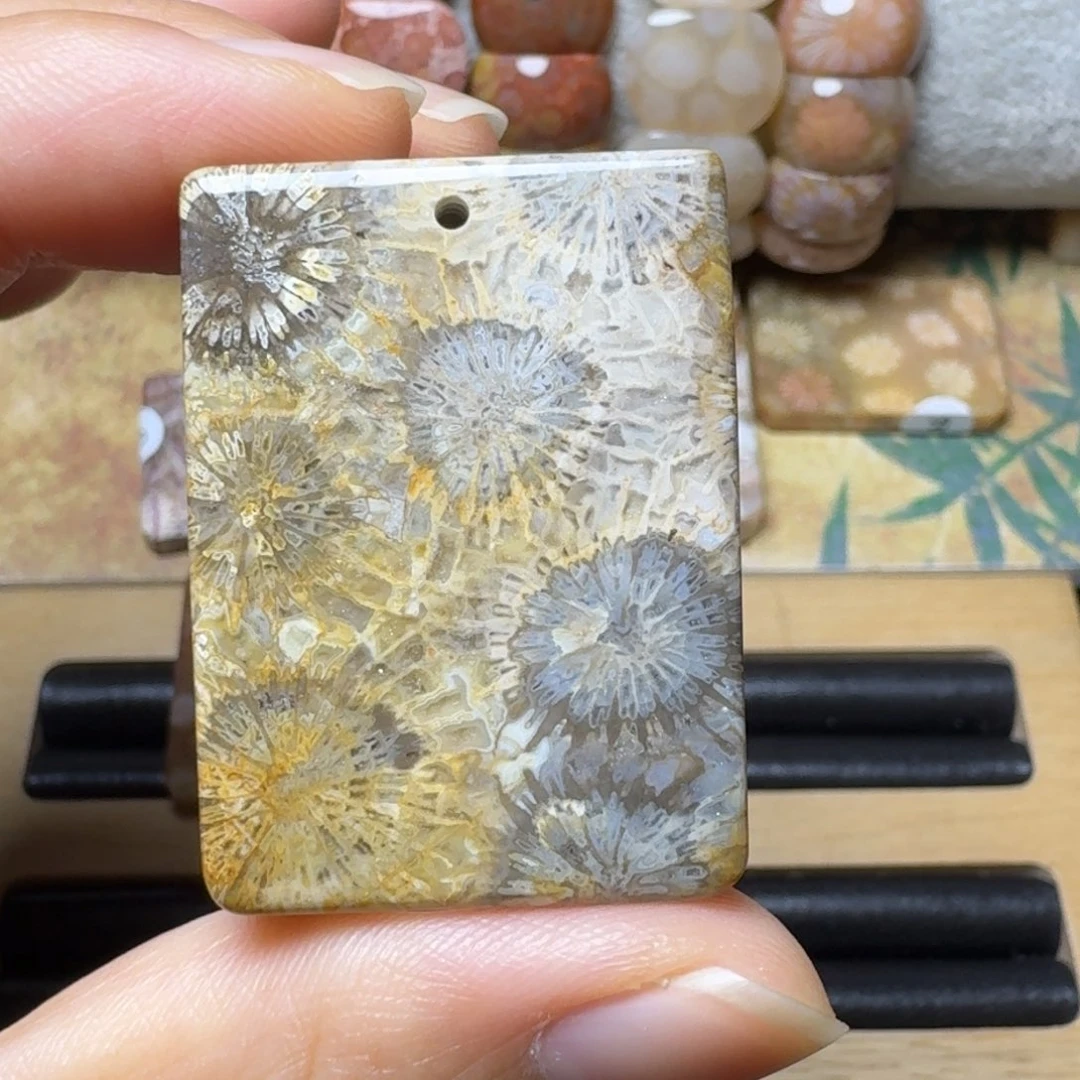 硅化玉黄黑花，有点冰纹足铂镶嵌