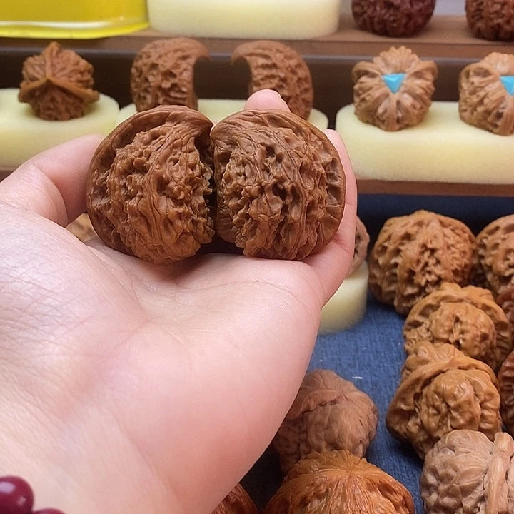 文玩核桃把件半壁抱月