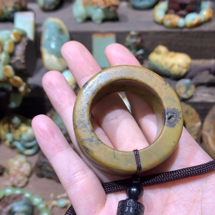 未镶嵌岫岩河磨玉（透闪石质玉）挂件
