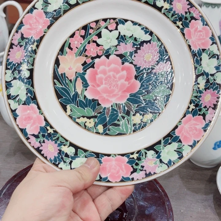 碟釉下五彩的瓷器和瓷器