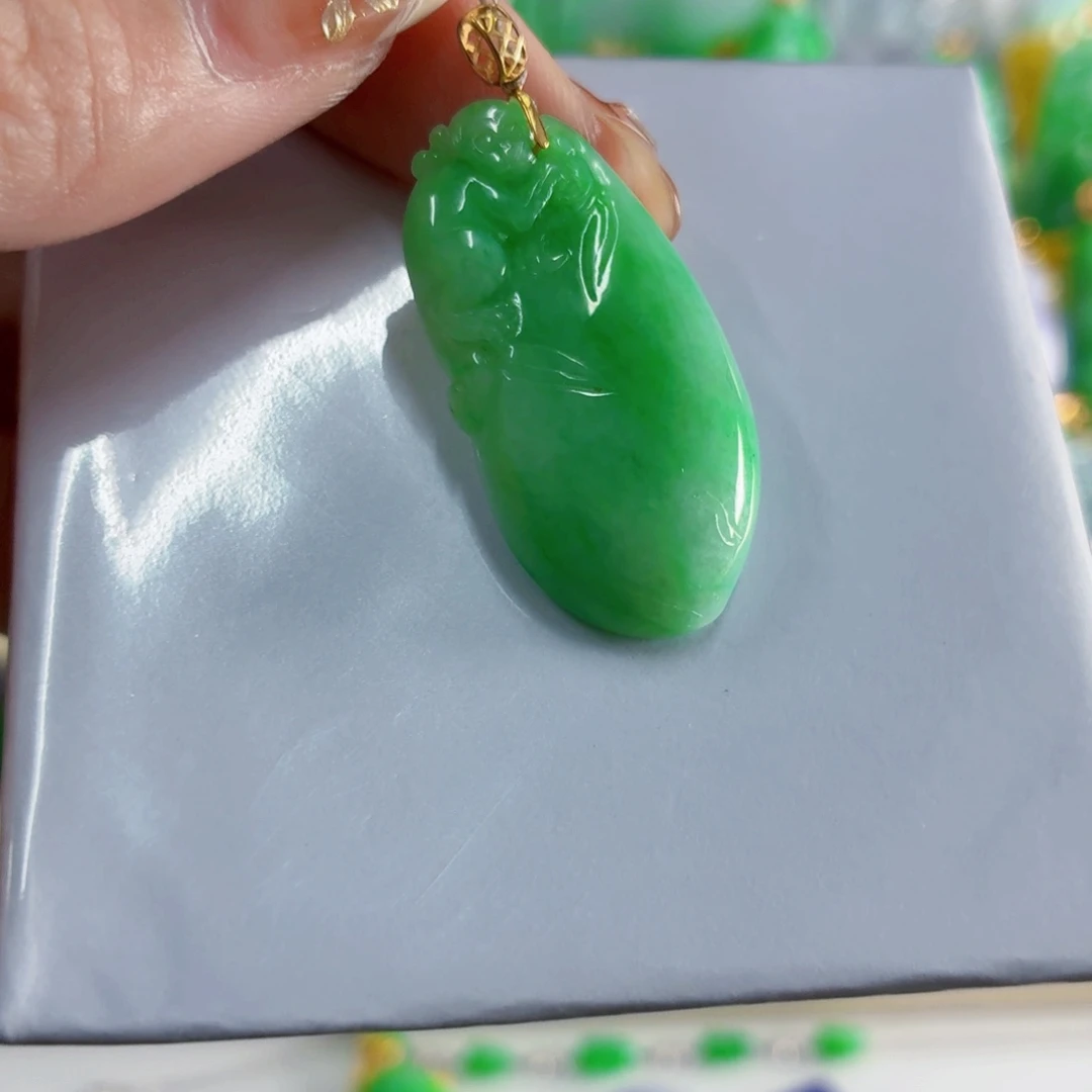 翡翠18K金镶嵌颈饰