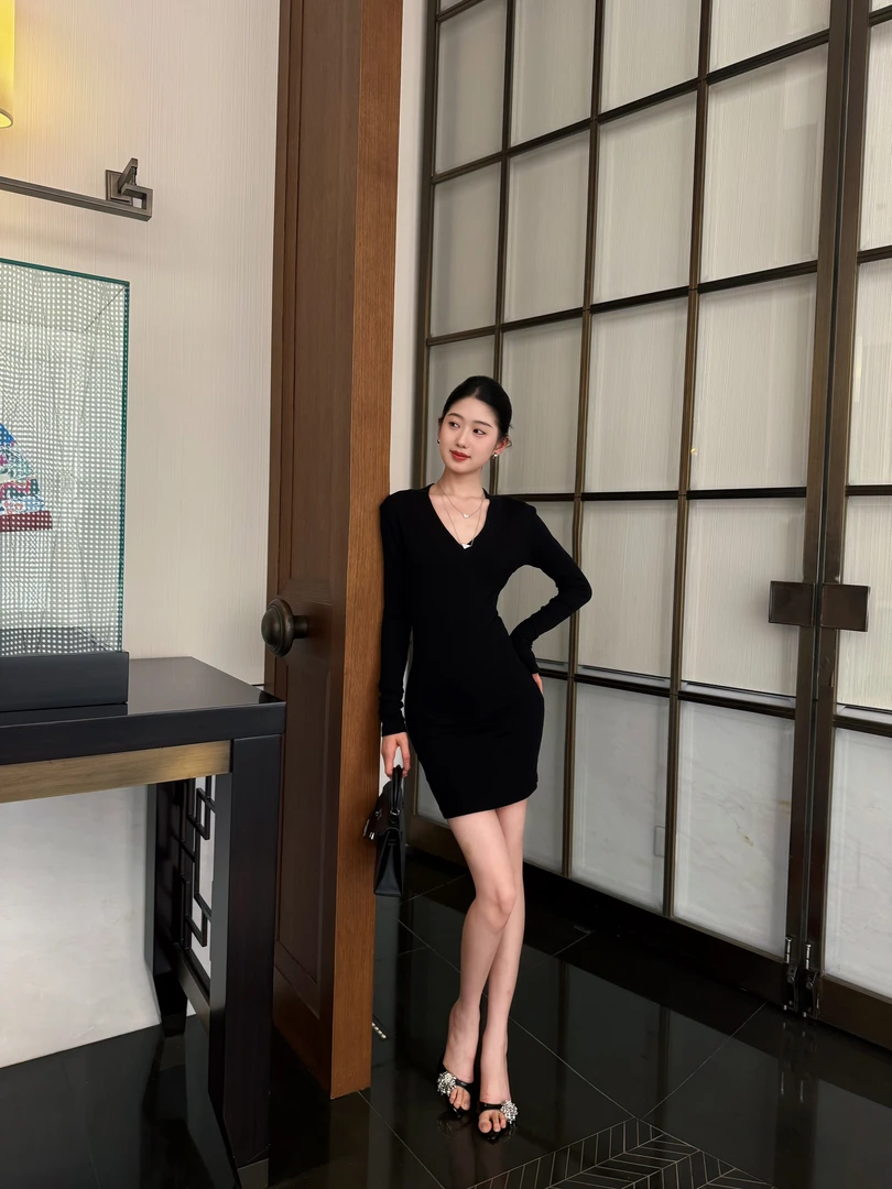 【清冷感暗黑系】深V领包臀连衣裙秋季高级感收腰显瘦针织长袖短裙