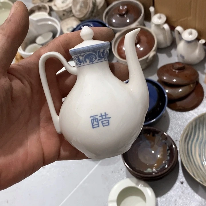 止***语瓷片釉中彩醋壶一个