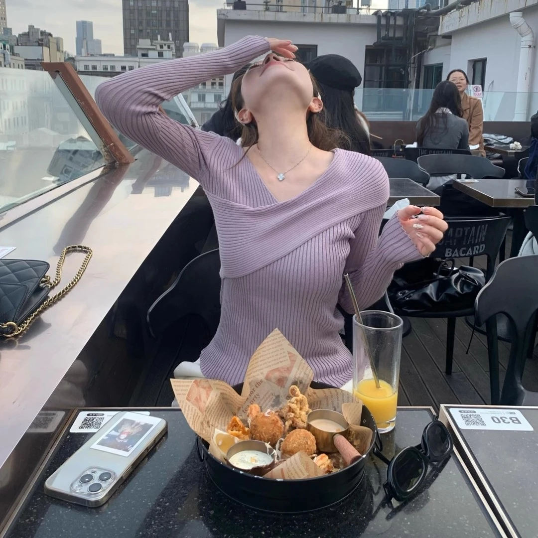 设计感灰紫色交叉V领针织打底衫女秋冬锁骨修身显瘦毛衣露肩上衣