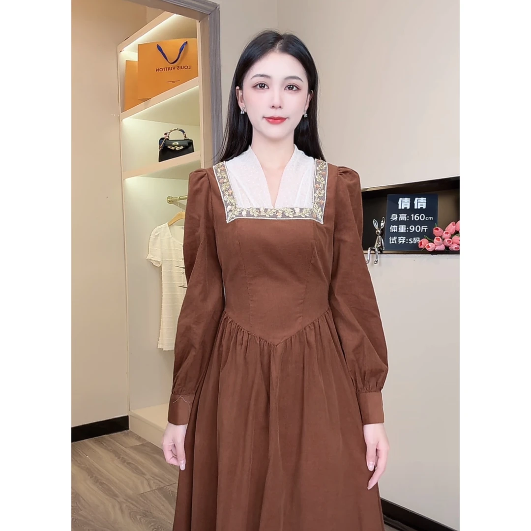 法式V领子连衣裙收腰裙摆2025秋新款气质短裙茶歇褶皱裙子