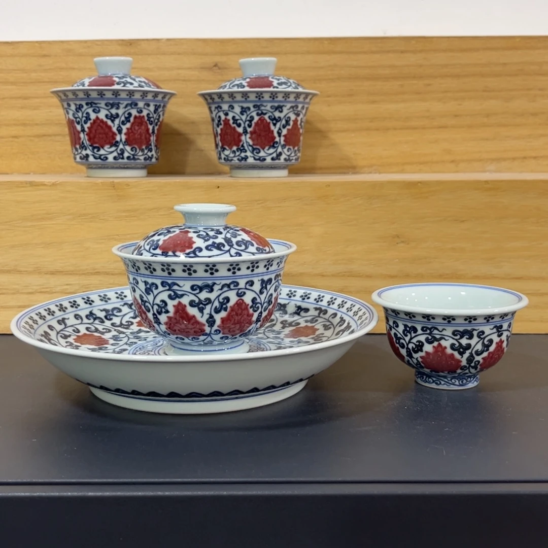 青花釉里红缠枝莲