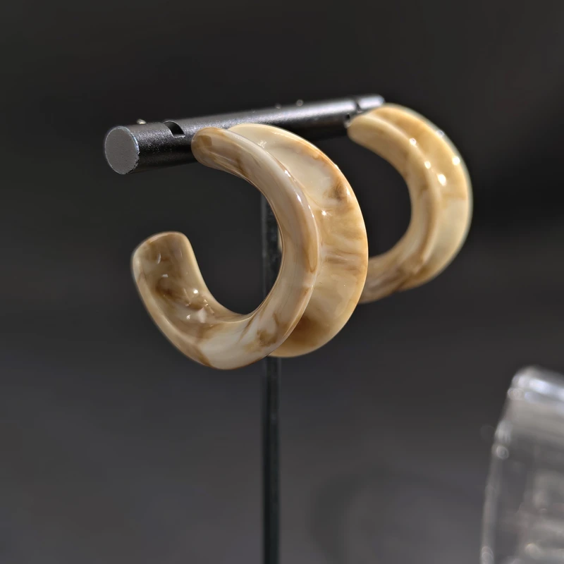 铜合金树脂耳饰 05394甜酷风气质个性C形焦糖色奶白半圆耳钉