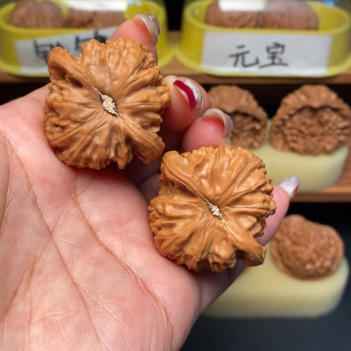 文玩核桃吊坠39白狮子