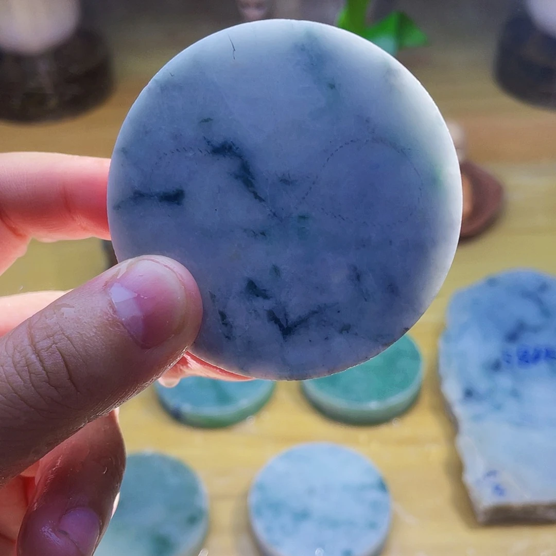 翡翠未镶嵌颈饰毛料1