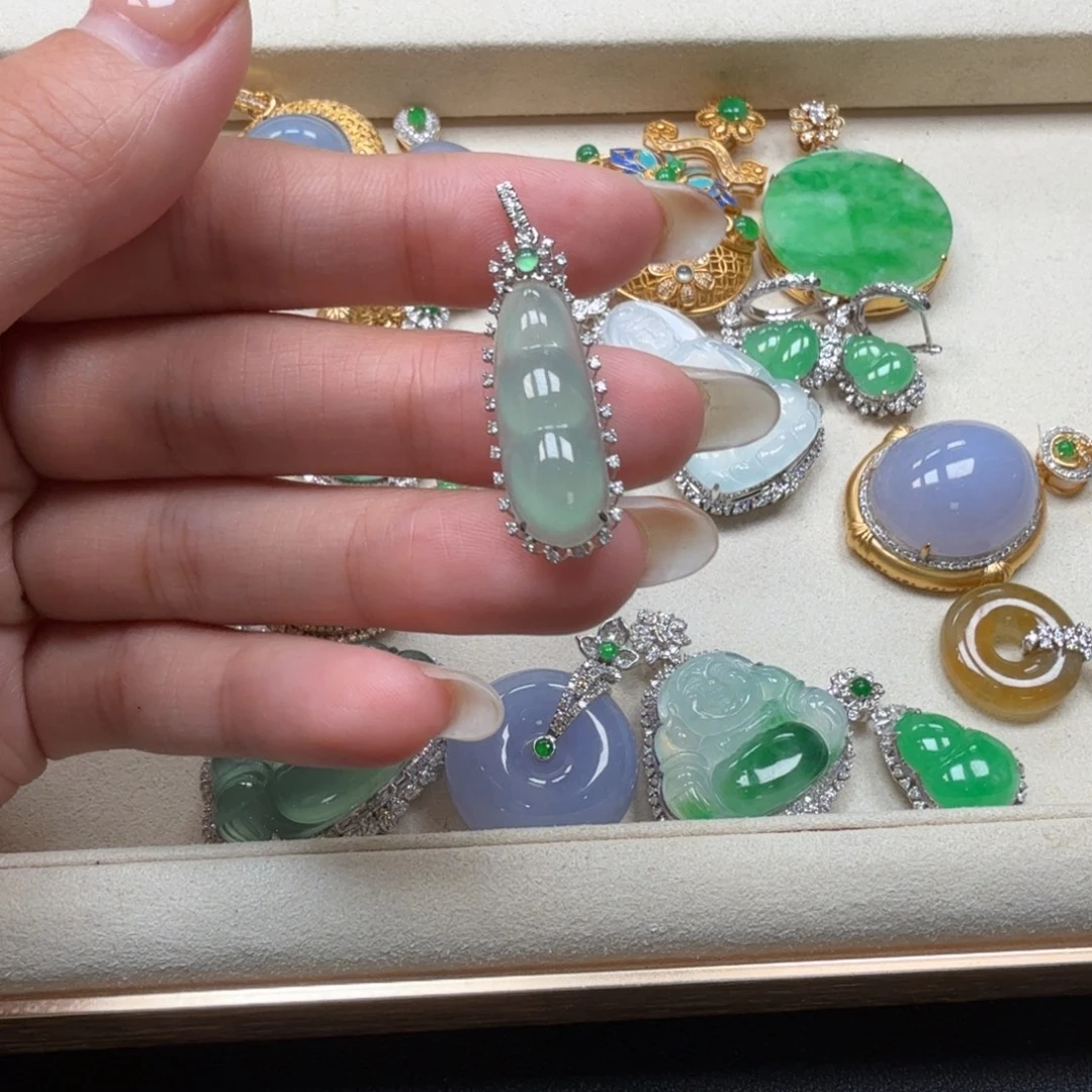 翡翠18K金镶嵌颈饰