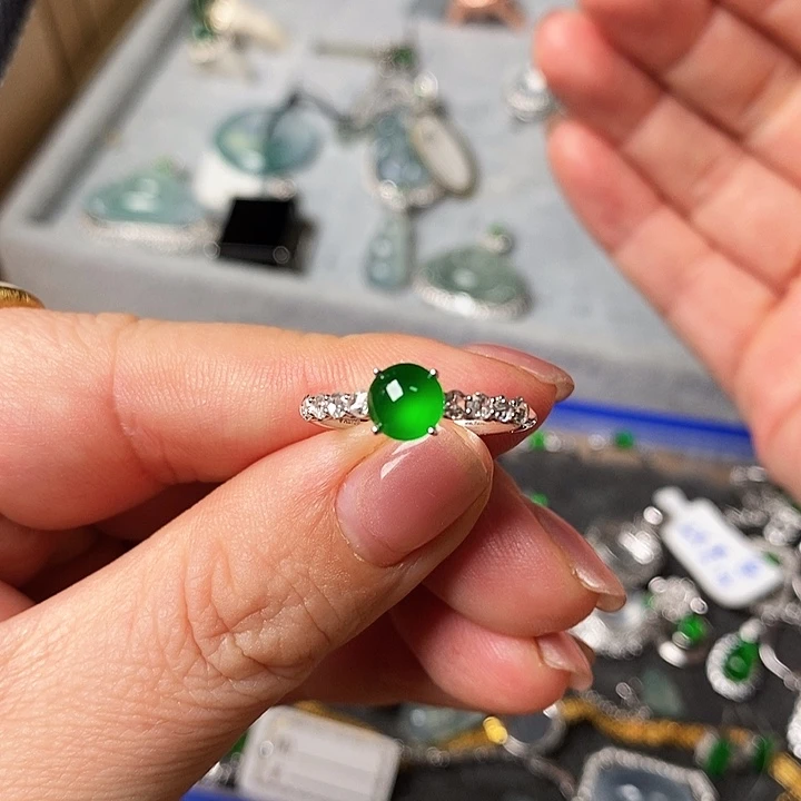 翡翠颈饰18K金镶嵌戒指