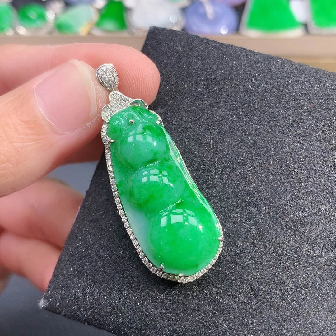 颈饰18K金镶嵌翡翠
