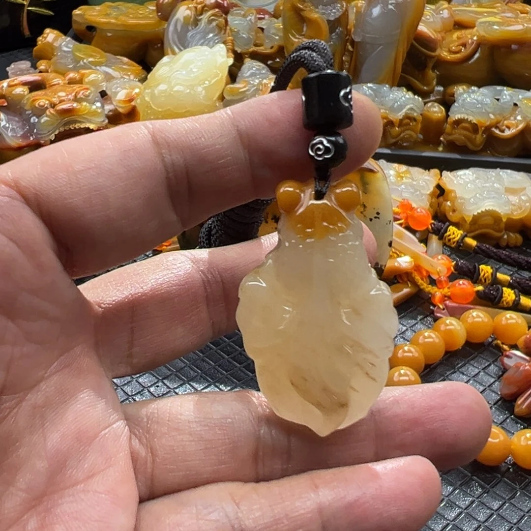 石英质玉未镶嵌颈饰