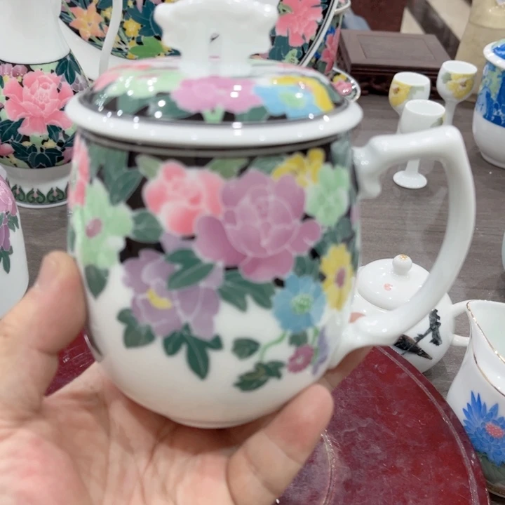 碟釉下五彩的瓷器和瓷器