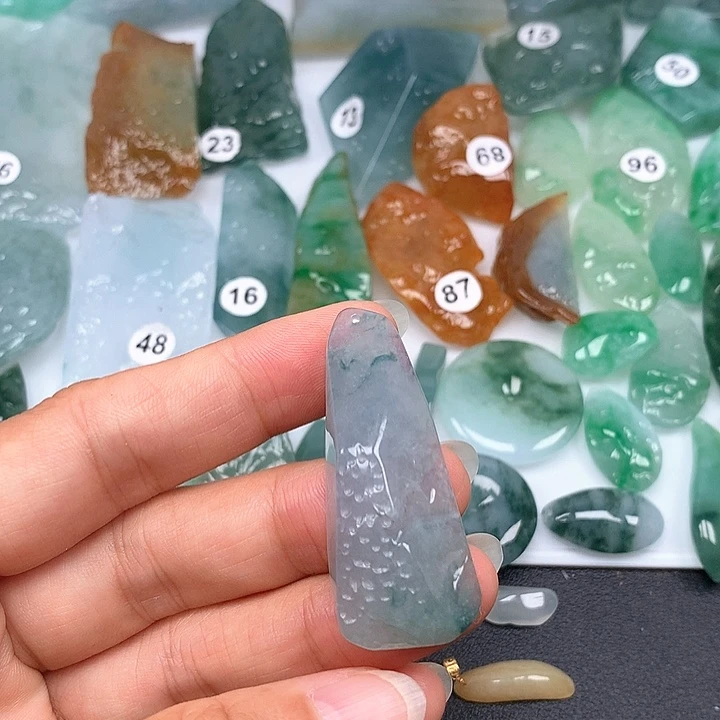 翡翠未镶嵌颈饰随型