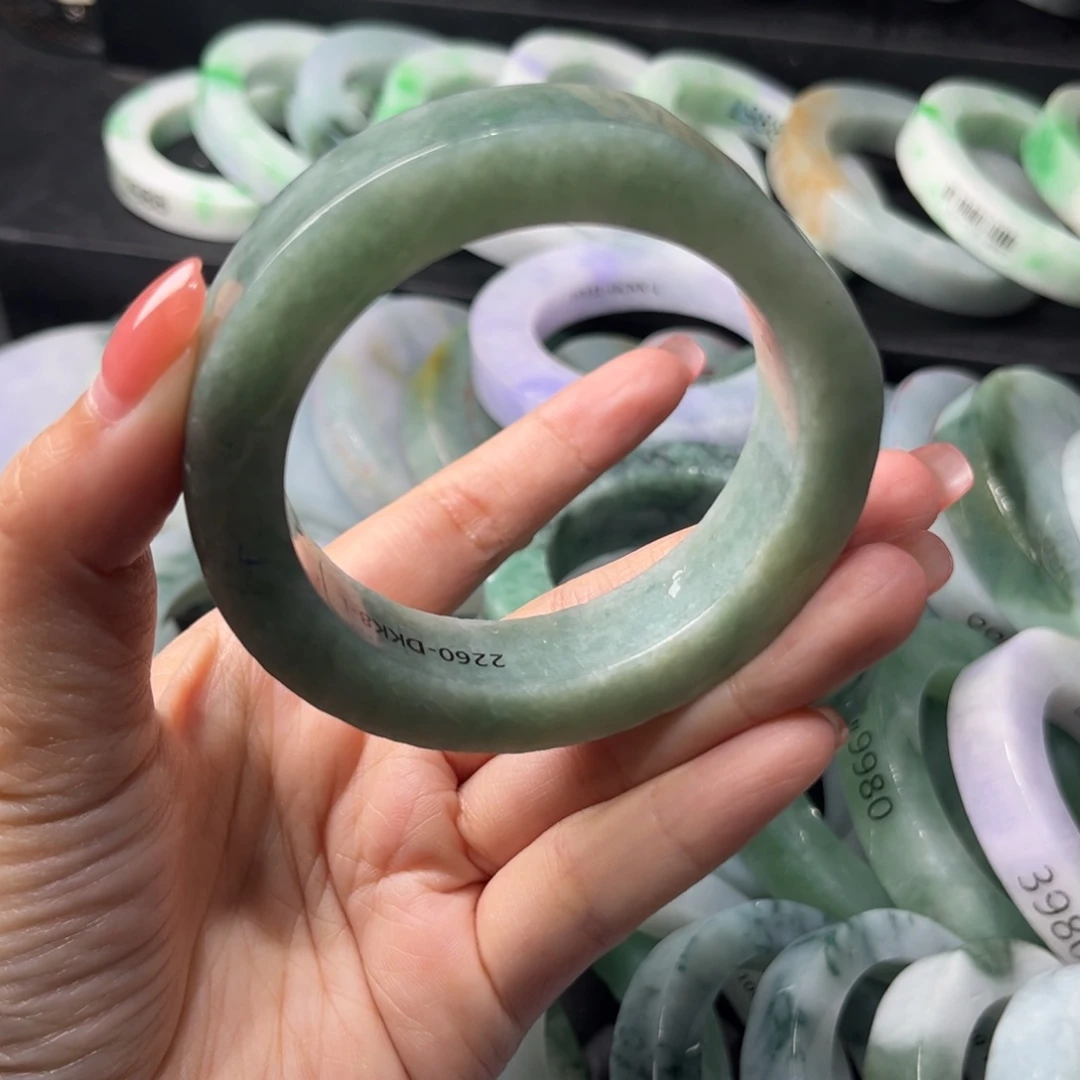 定制翡翠未镶嵌翡翠手镯