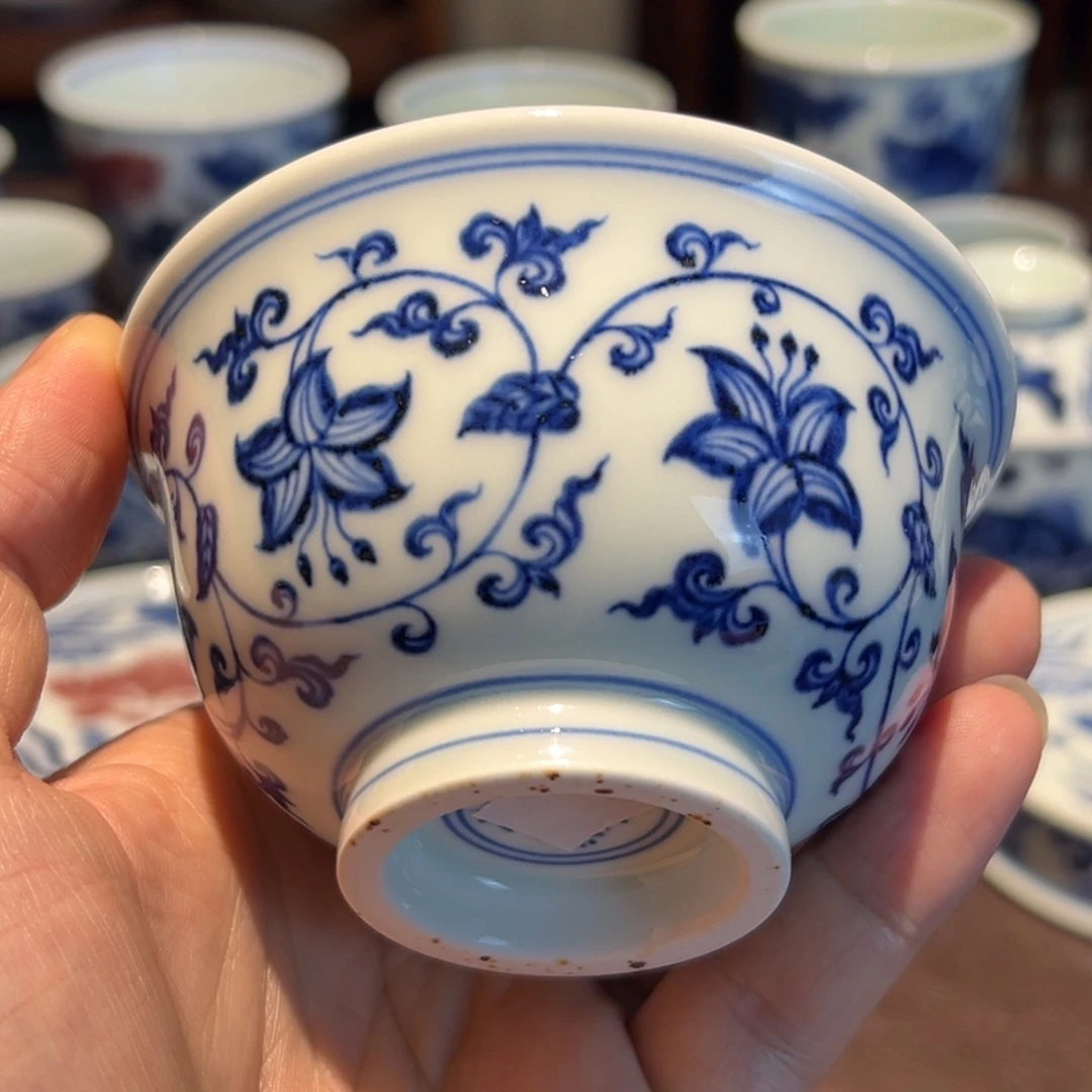 精品青花缠枝莲压手杯口径约9.5厘米