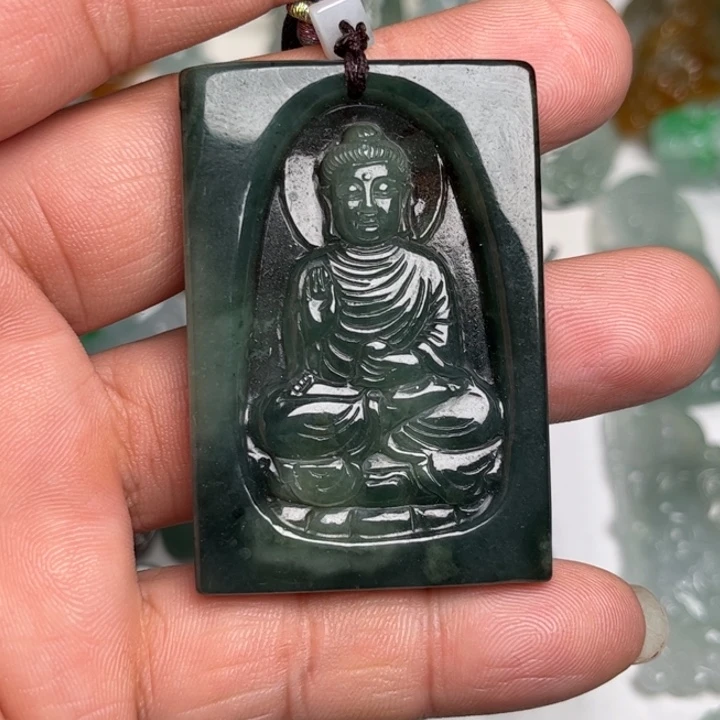 翡翠未镶嵌颈饰大日如来