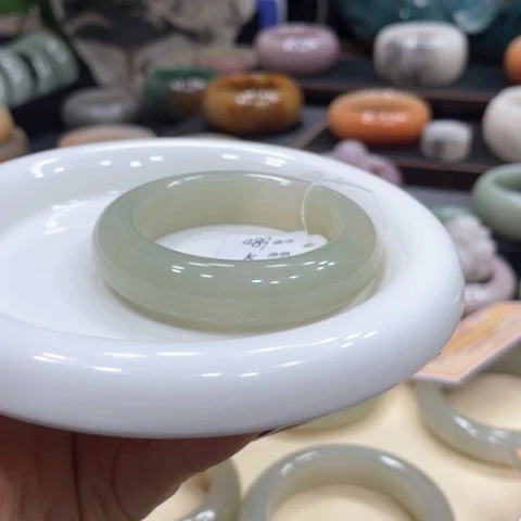 未镶嵌手镯石英质玉