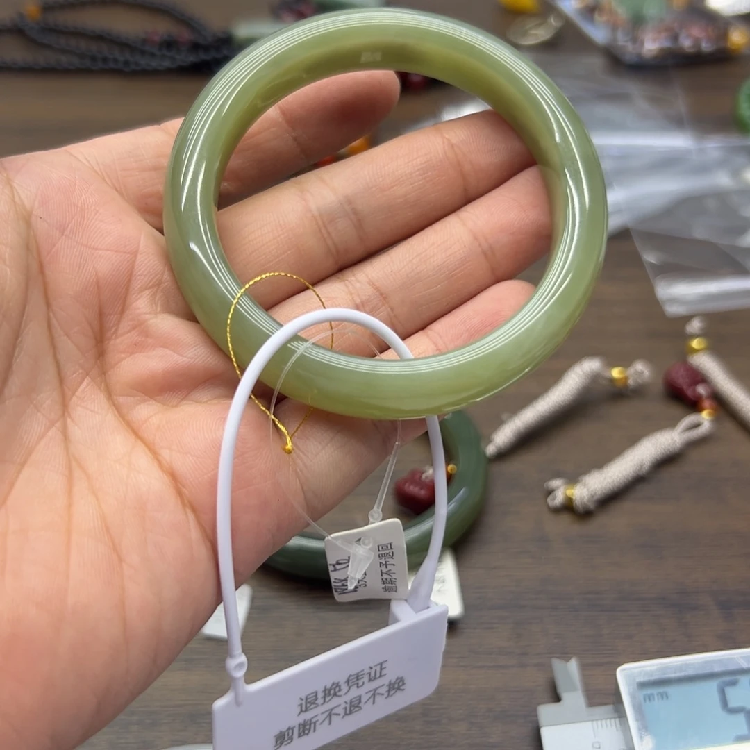 蔓****未镶嵌手镯和田玉56圈围985