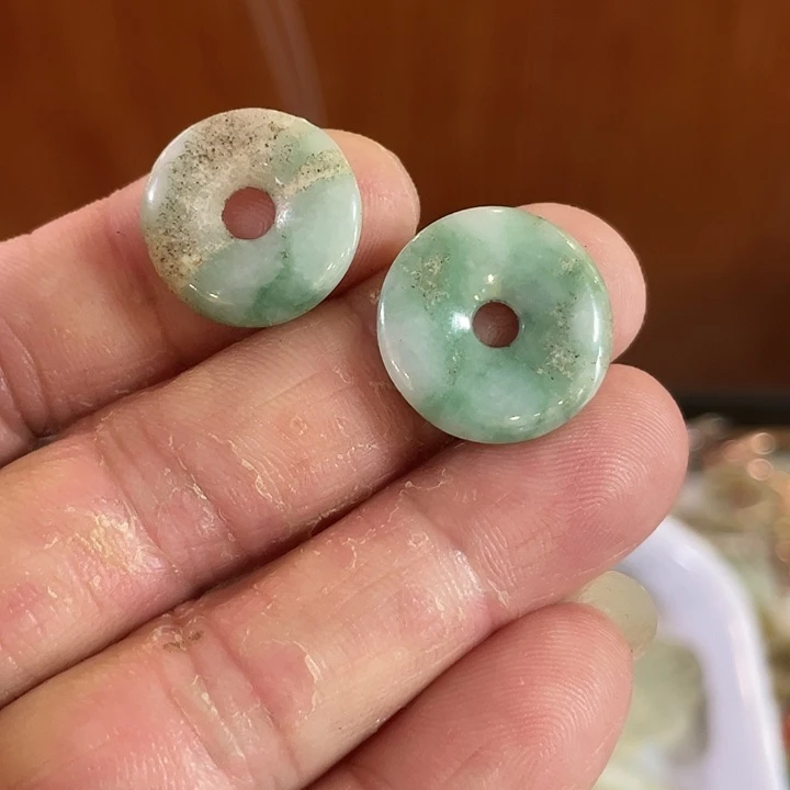 翡翠未镶嵌颈饰浅*?