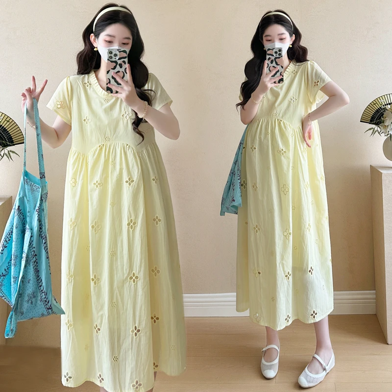 孕妇装2025夏季新款时尚减龄镂空刺绣圆领小清新孕妇中长款连衣裙