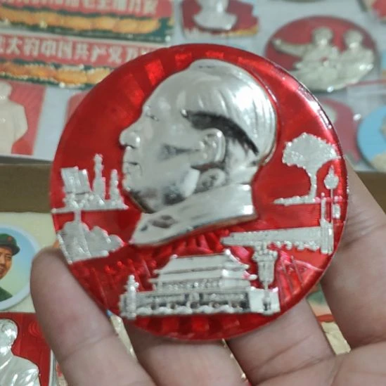 主***人其他普通金属圆形红色人物像章