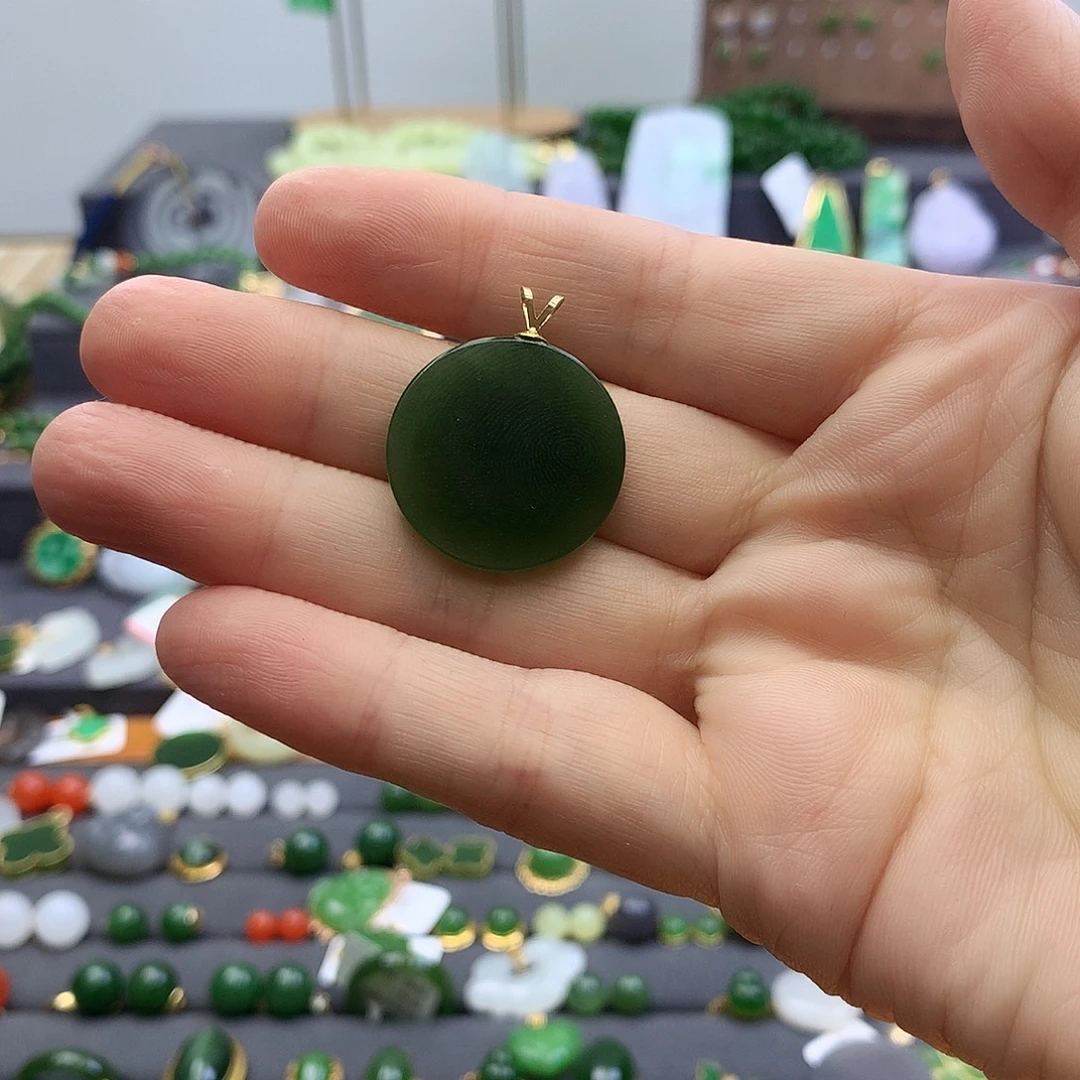 颈饰18K金镶嵌和田玉（碧玉）