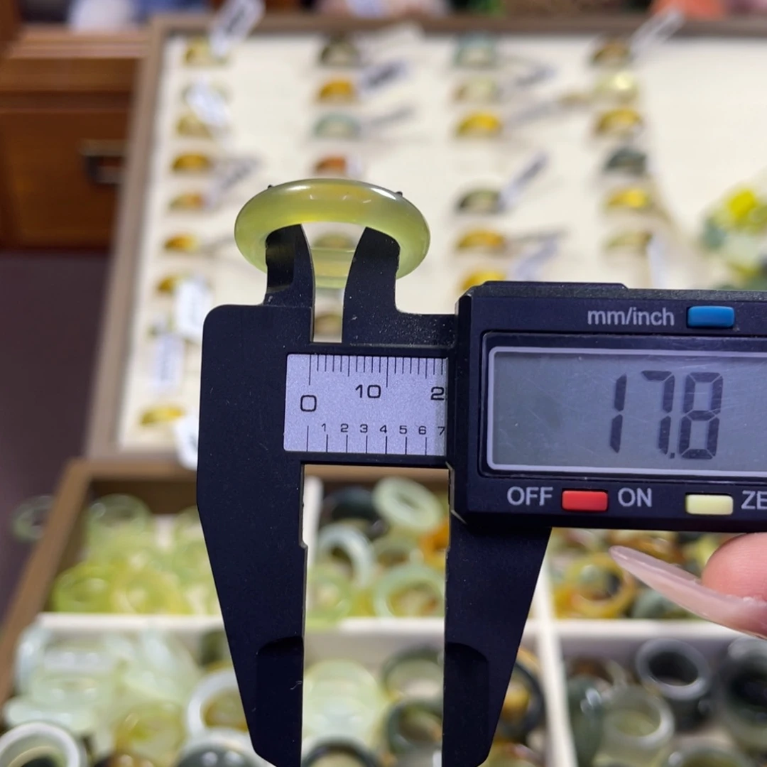 蛇纹石玉未镶嵌手镯122