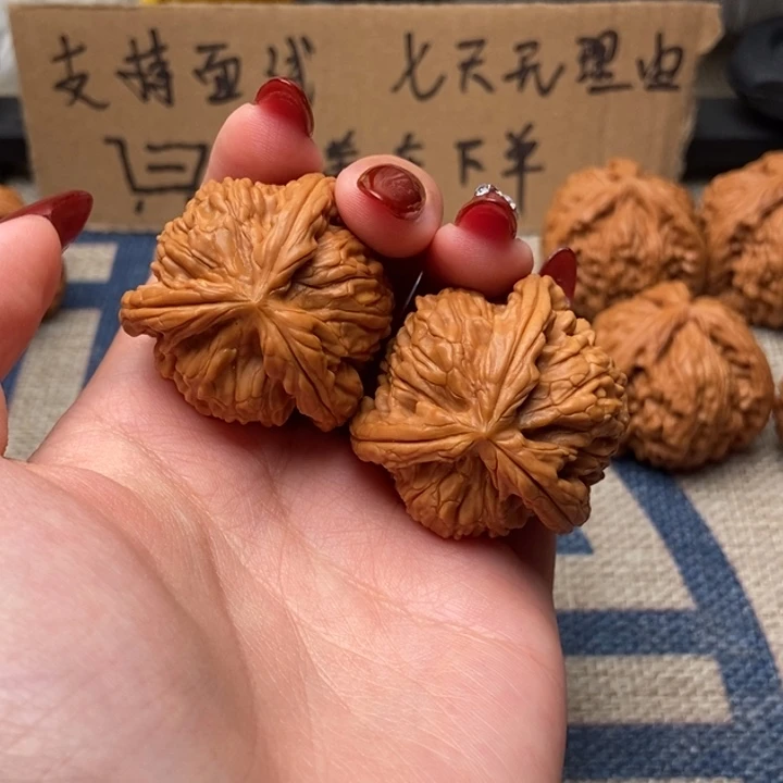 A***x文玩核桃吊坠白狮子正奔