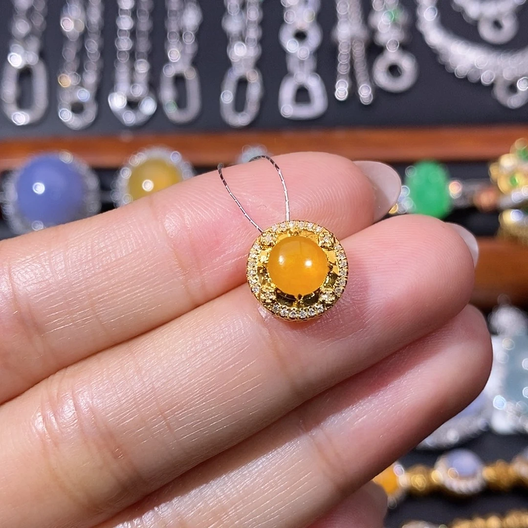 翡翠18K金镶嵌颈饰吊坠