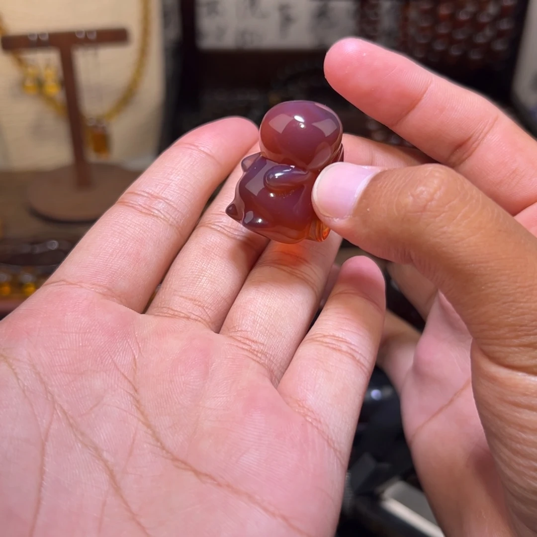琥珀未镶嵌颈饰兔子