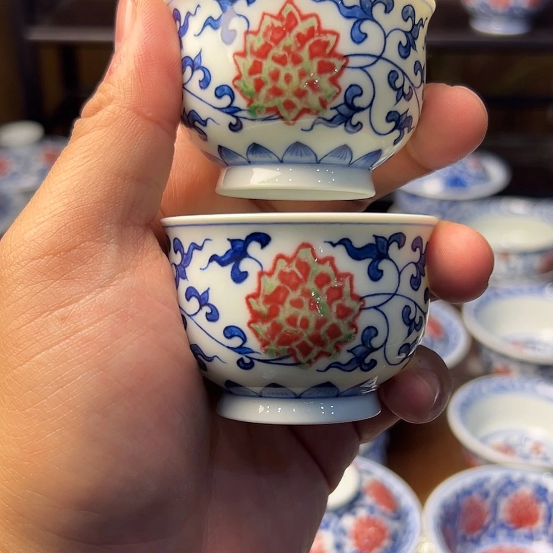 青花釉里红缠枝莲对杯