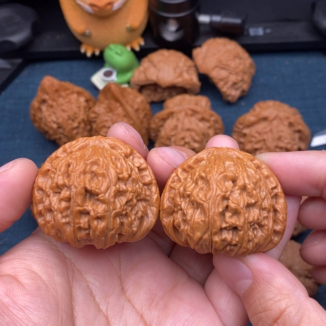 文玩核桃把件40老树三角白全品