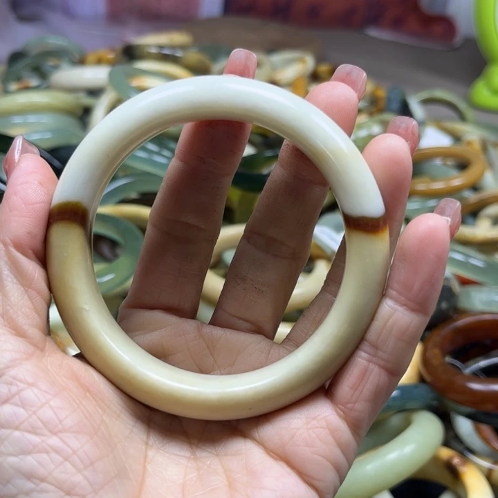 嫊***颜蛇纹石玉未镶嵌手镯