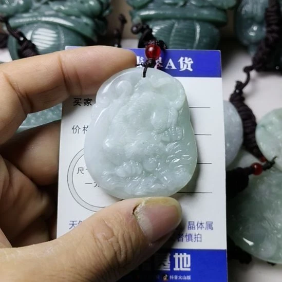 翡翠未镶嵌颈饰挂件