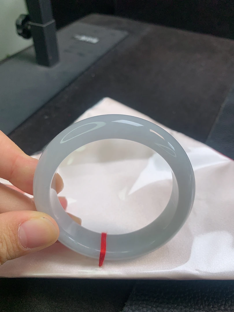 A143缅甸天然A货翡翠55-56圈口宽边白月光正圈手镯、有纹