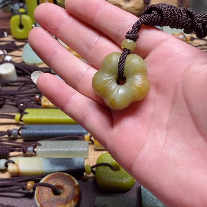 蛇纹石玉挂件未镶嵌