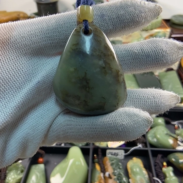 透闪石质玉未镶嵌颈饰