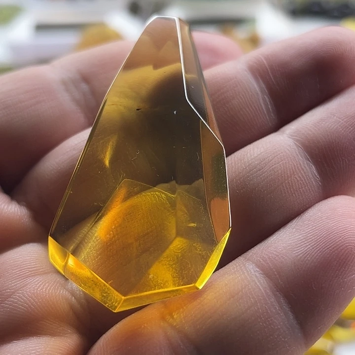 琥珀未镶嵌裸石吊坠