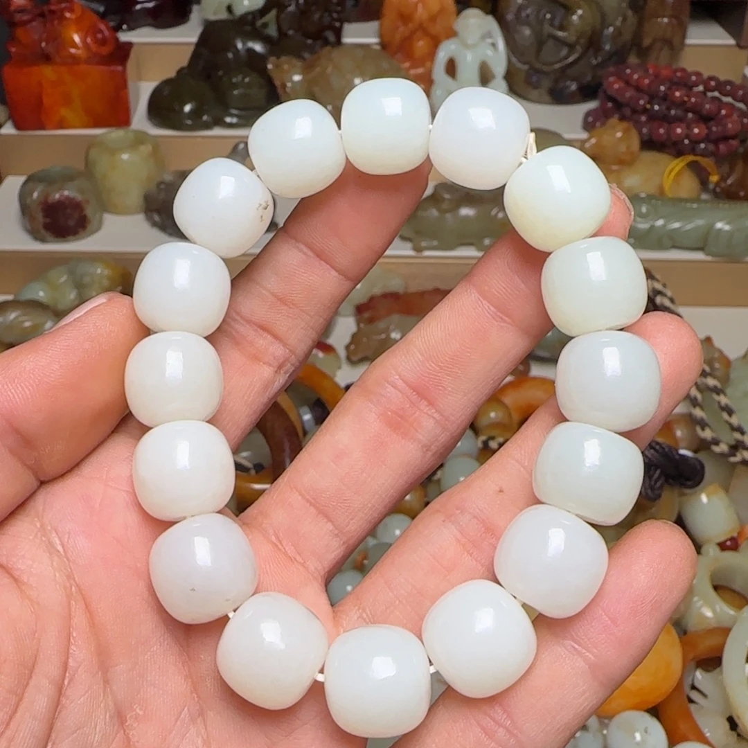 自***哥和田玉未镶嵌颈饰