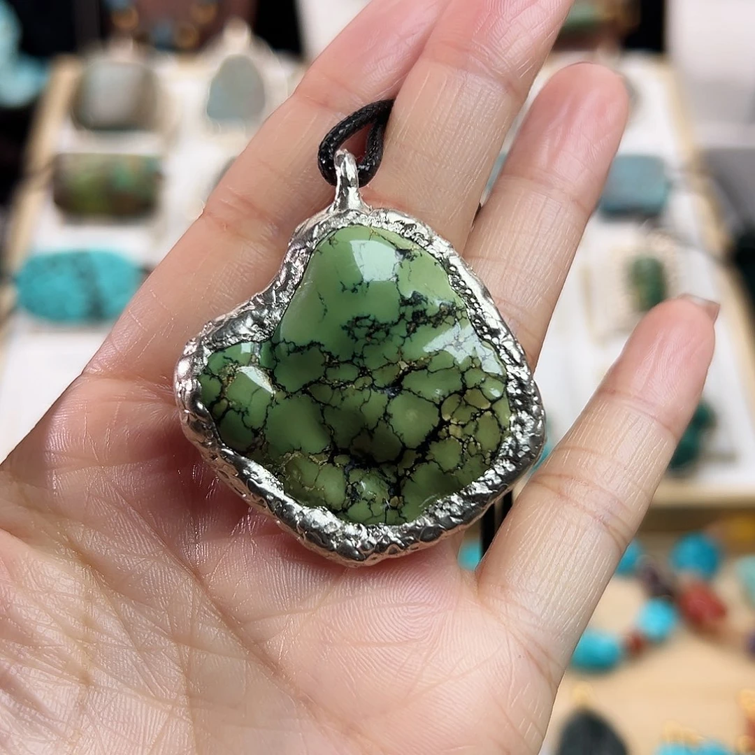 绿松石未镶嵌颈饰