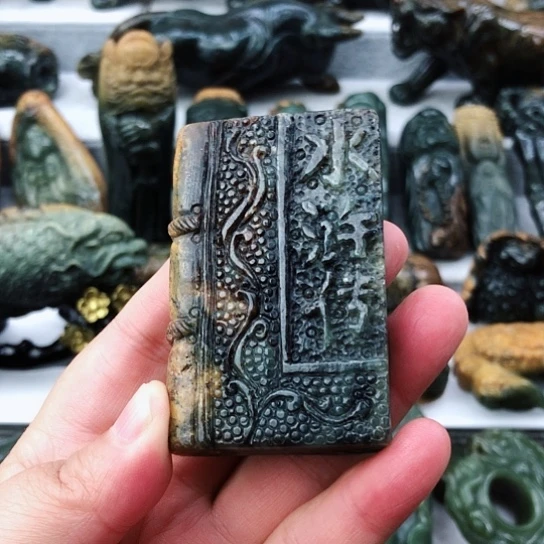 未镶嵌岫岩河磨玉（透闪石质玉）把件