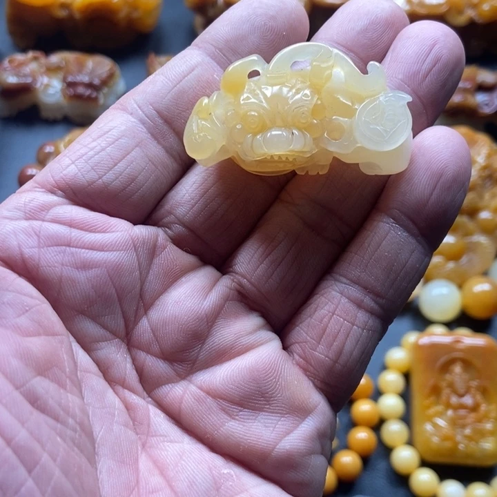 石英质玉（黄龙玉）未镶嵌颈饰