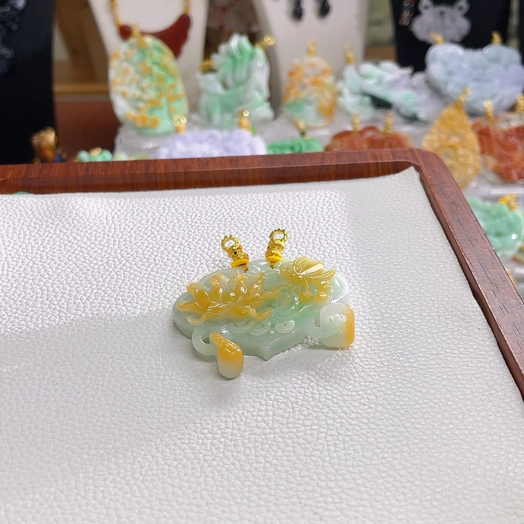 芒***吖翡翠未镶嵌颈饰翡翠小锁